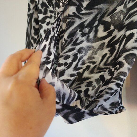 Rampage Animal Print Blouse Women M Double Wrap Top Tab Sleeve Classic Chic - Picture 7 of 16